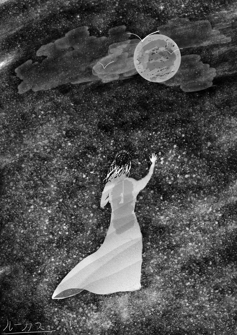 Femme en robe claire, de dos, la main tendue vers une lune voilée de nuages, sur un ciel étoilé en noir et blanc